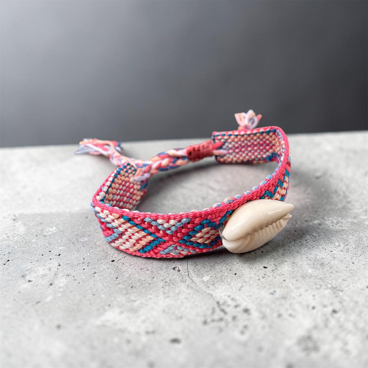 The Coralia Shell Woven Bracelet  سوار الصدف البحري المنسوج