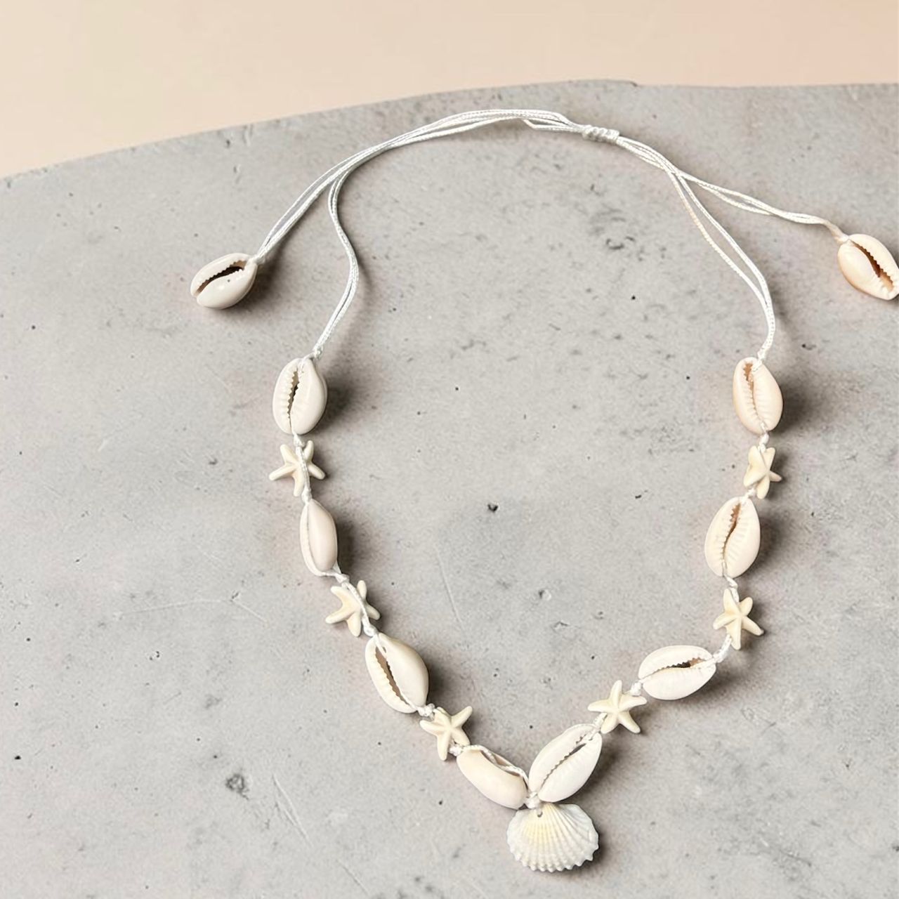 Collier "Summer Vibes" en coquillages naturels قلادة الصيف الكلاسيكية بأصداف الكوري الطبيعية