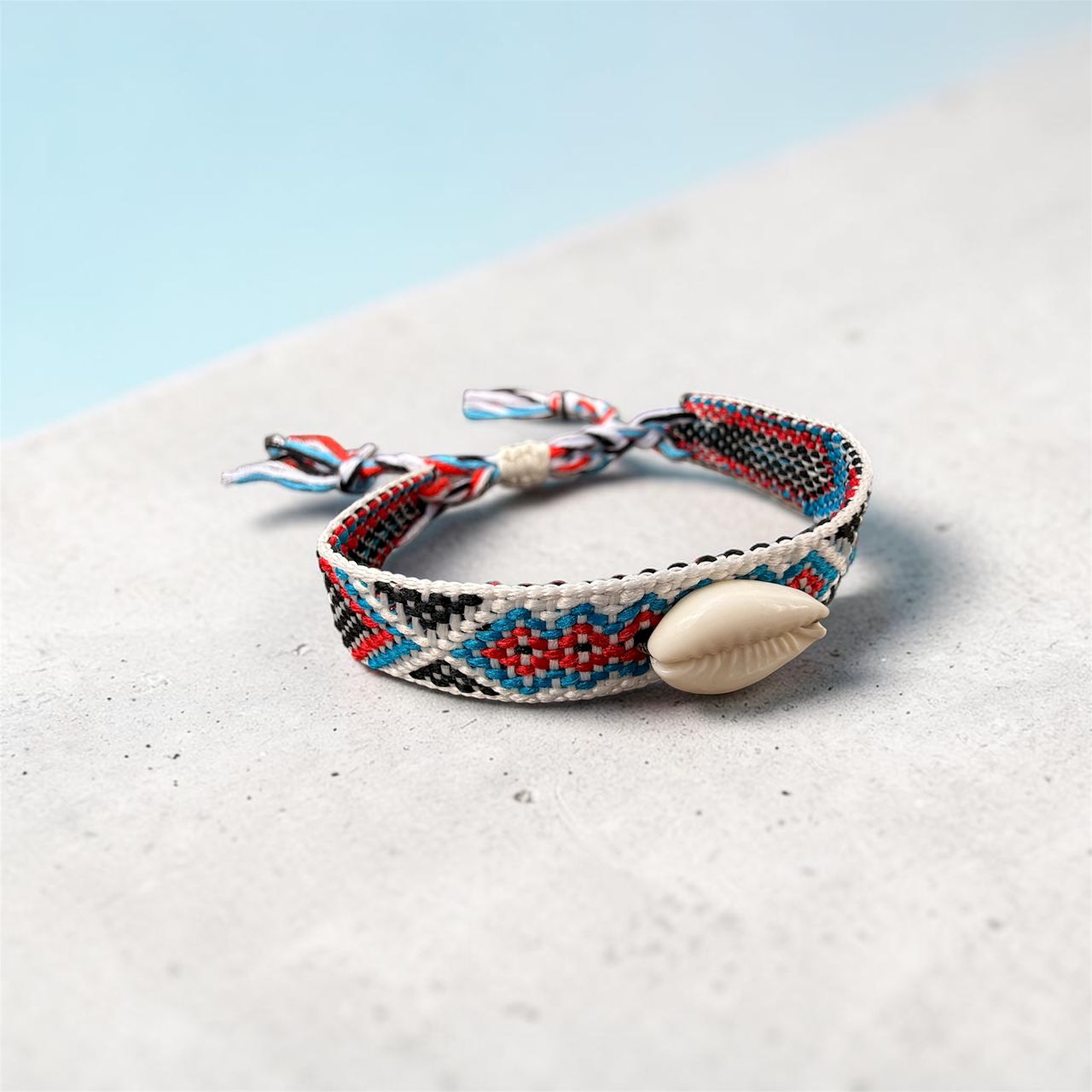 The Coralia Shell Woven Bracelet  سوار الصدف البحري المنسوج