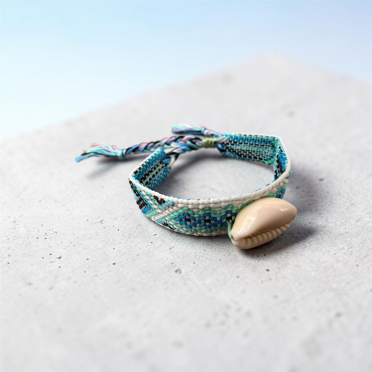 The Coralia Shell Woven Bracelet  سوار الصدف البحري المنسوج