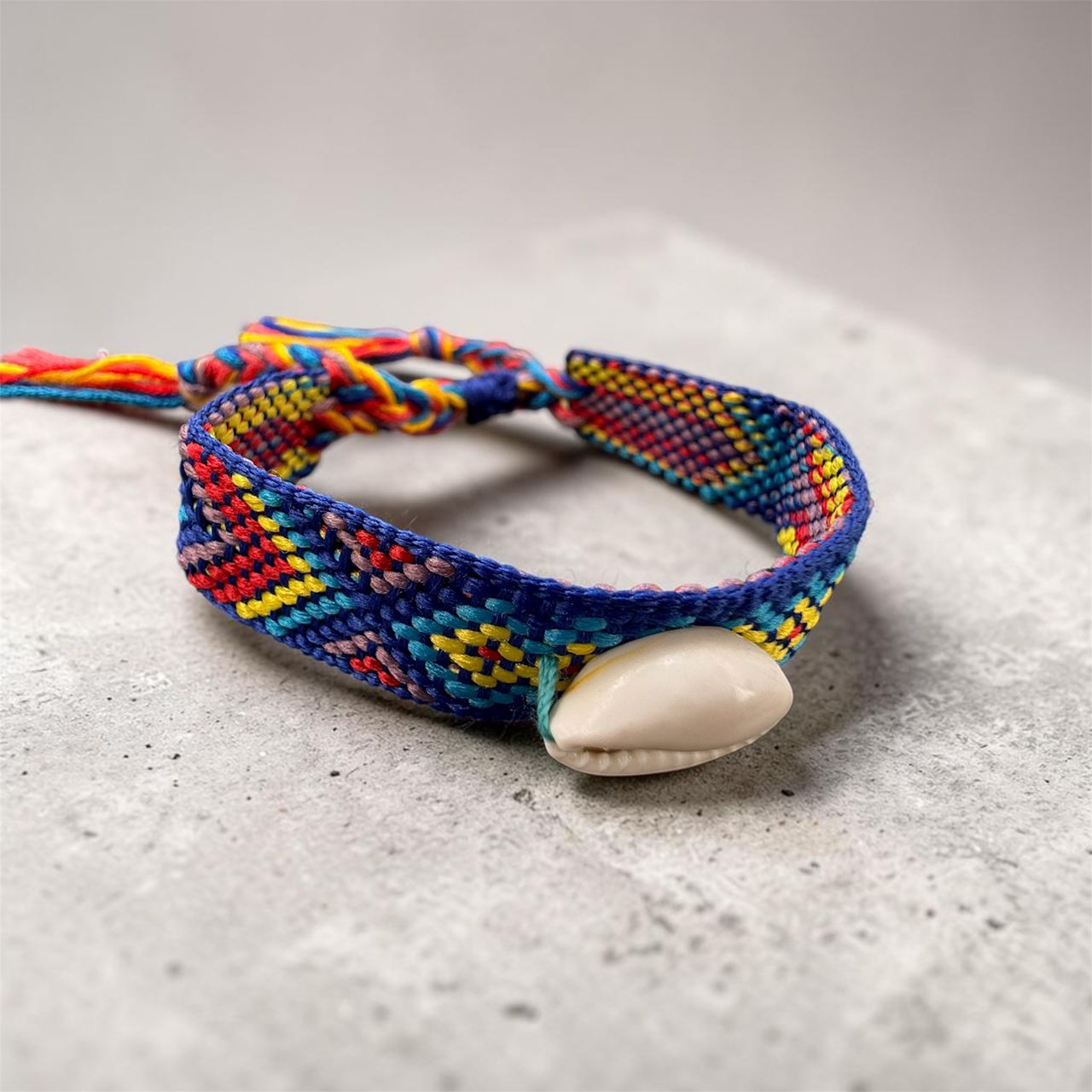 The Coralia Shell Woven Bracelet  سوار الصدف البحري المنسوج