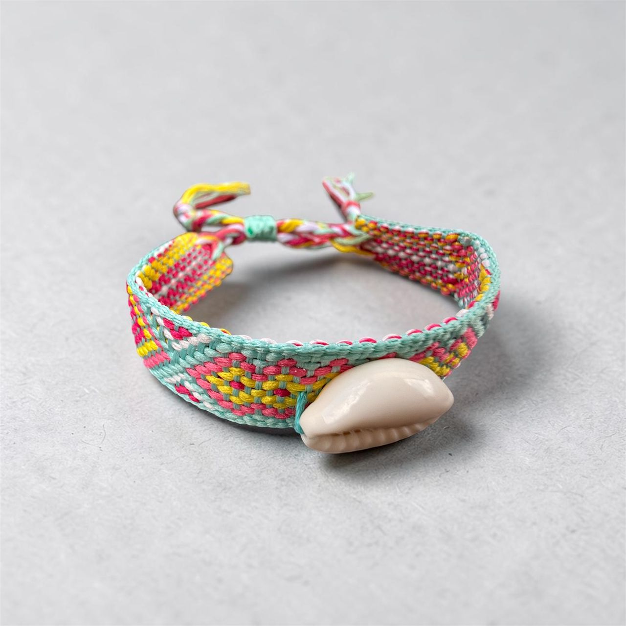 The Coralia Shell Woven Bracelet  سوار الصدف البحري المنسوج