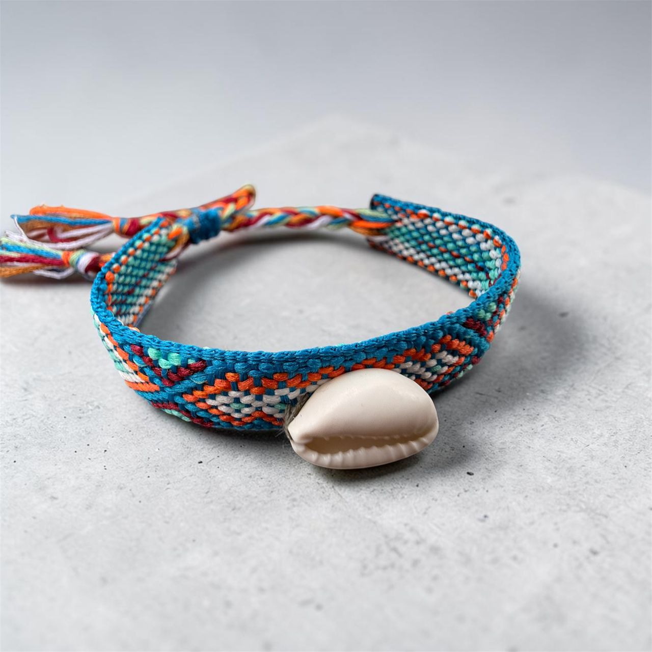 The Coralia Shell Woven Bracelet  سوار الصدف البحري المنسوج