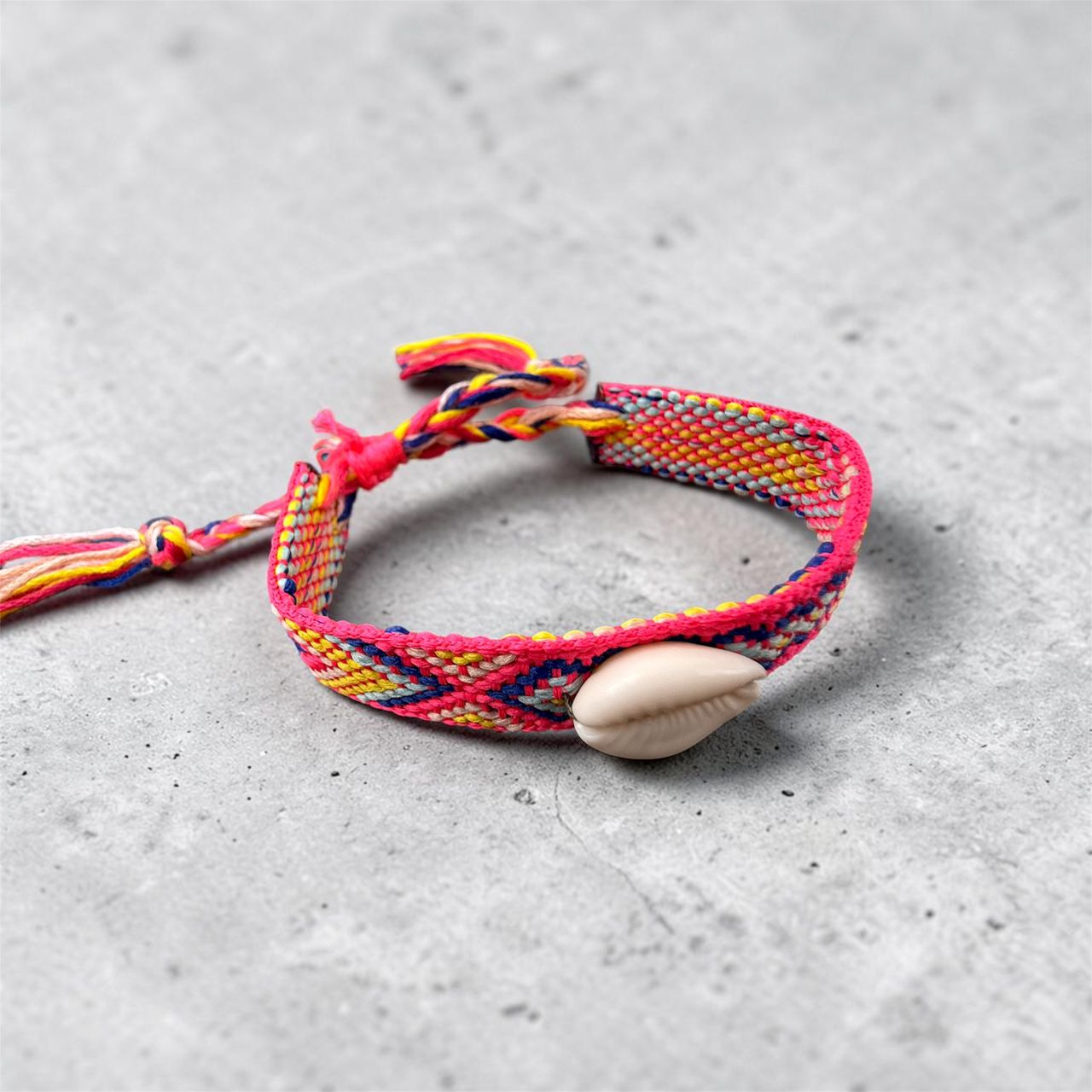 The Coralia Shell Woven Bracelet  سوار الصدف البحري المنسوج