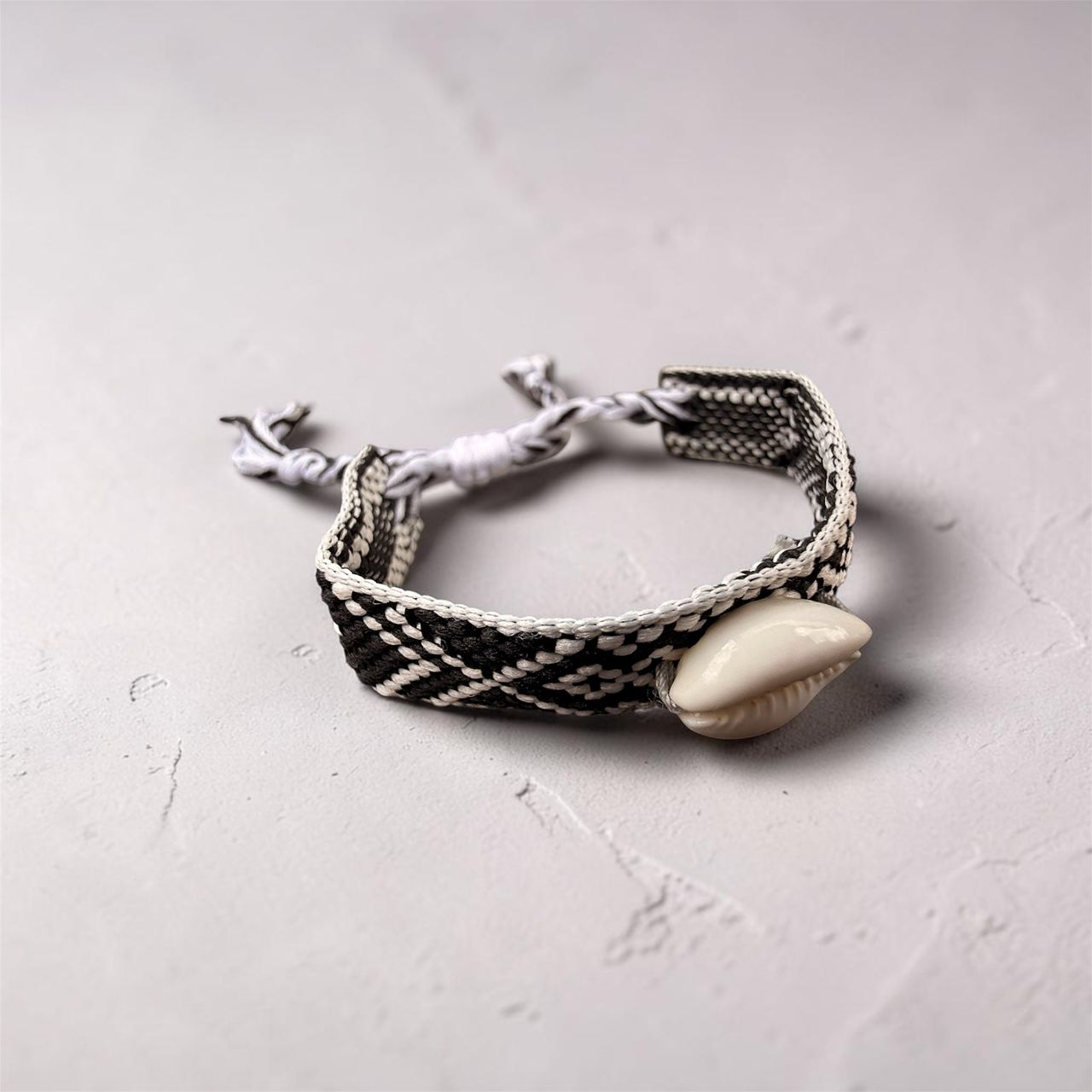 The Coralia Shell Woven Bracelet  سوار الصدف البحري المنسوج